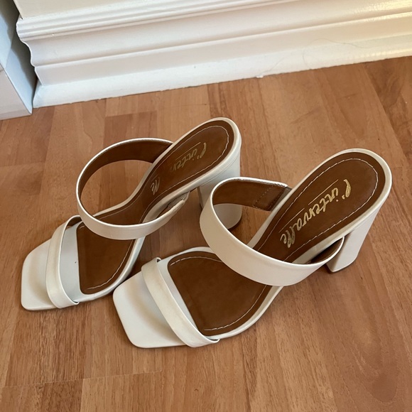 L’Intervalle - Cream Block Heel - Picture 2 of 4